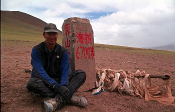Next to the borderstone marking the border between the Xinjiang and Xizang (Tibet) province