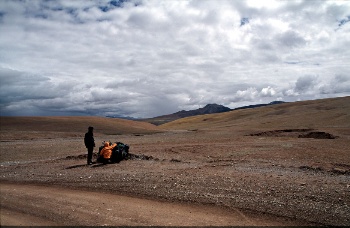 We cycle back again to the Tibet border pass and turn east into the Chang Tang nature reserve 